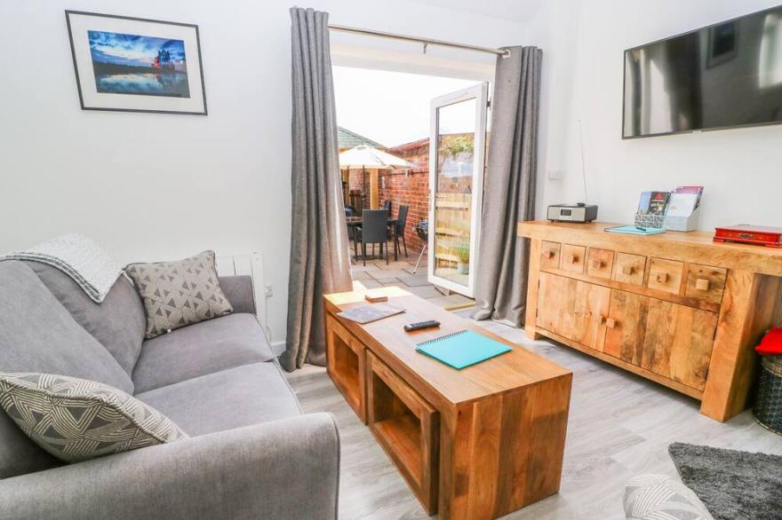 THE OLD MILL HIDEAWAY, with hot tub in Ellerton