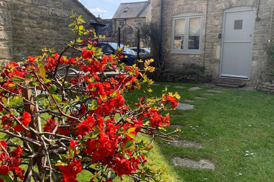 Old Forge Cottage, romantic 1 bedroom cottage  dog friendly enclosed garden