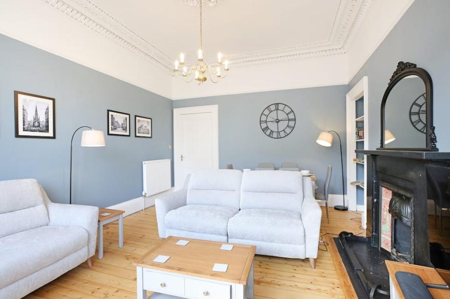 An impressive 3-bedroom apartment, sleeping 6 guests, in a fabulous location.