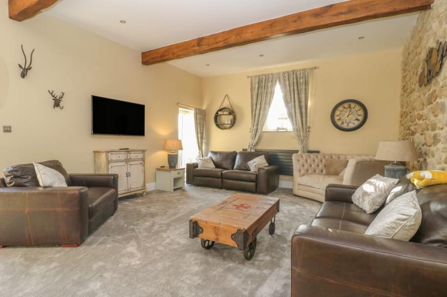 SKYFELL, pet friendly, luxury holiday cottage in Appletreewick