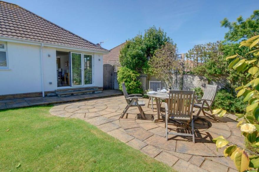 Wonderful private villa for 4 guests with WIFI, TV, patio, pets allowed and parking