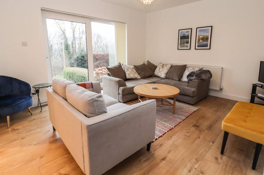 HILLCREST, pet friendly, with a garden in Chirk