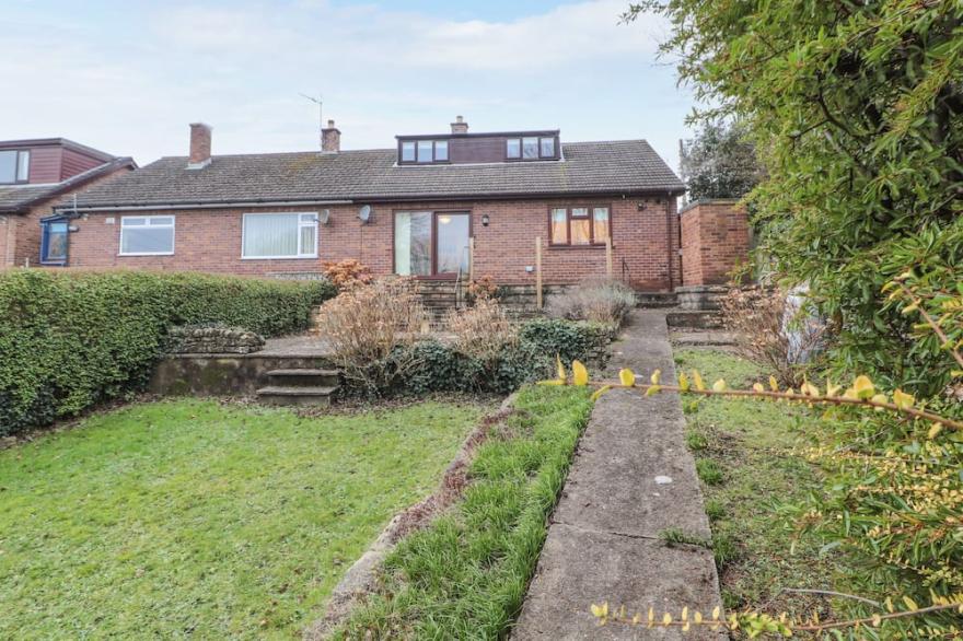 HILLCREST, pet friendly, with a garden in Chirk