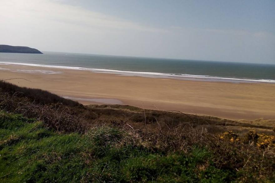 one bed room with sofa bed, wifi , sea views