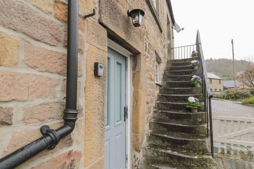 TOAD COTTAGE, pet friendly in Two Dales