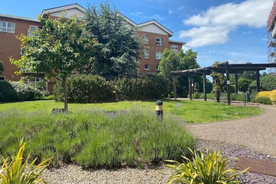 Lush Gated Complex: FastWifi+Parking+Free Coffee&Tea