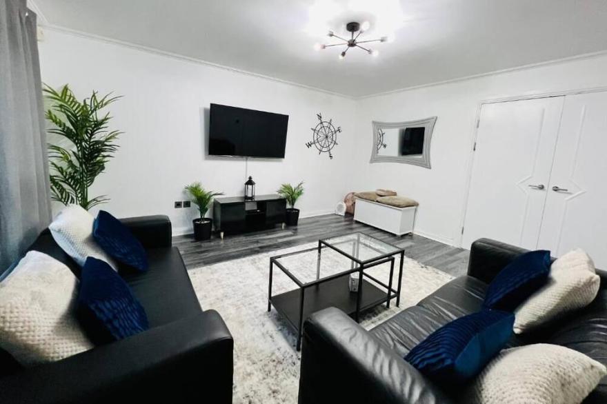 Lush Gated Complex: FastWifi+Parking+Free Coffee&Tea