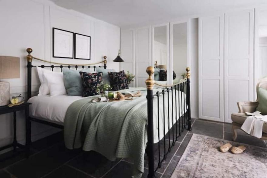 NEW! Bridgerton Quarters in the Heart of Bath