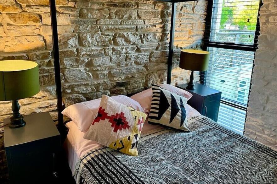 An airy and stylish apartment in old Llantrisant
