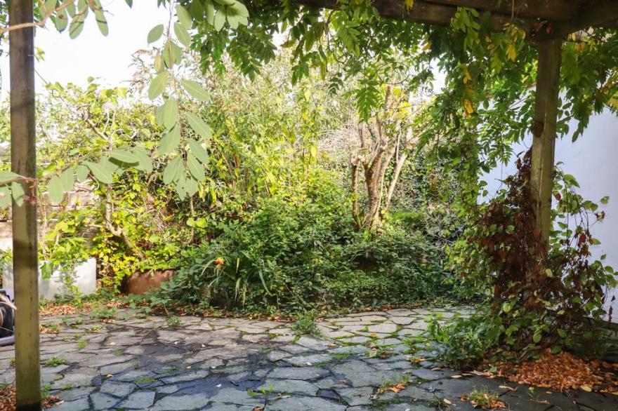 THE NOOK, pet friendly, character holiday cottage in St Mawgan