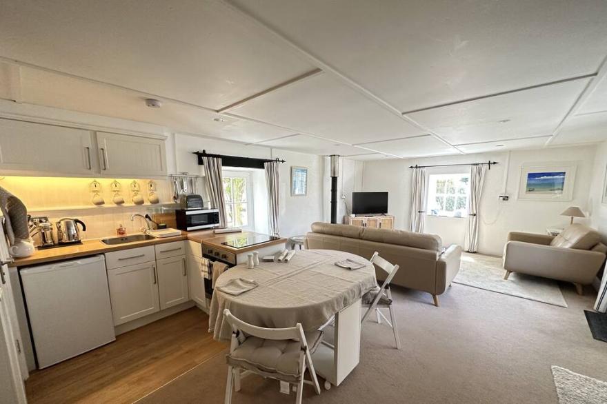 THE NOOK, pet friendly, character holiday cottage in St Mawgan