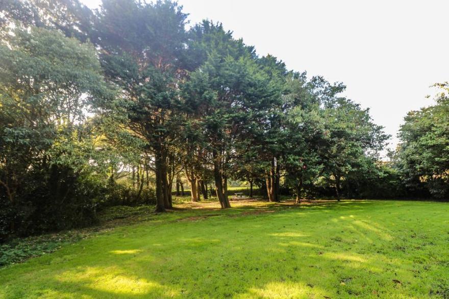 YNGYWIDDEN, pet friendly, character holiday cottage in Rosudgeon