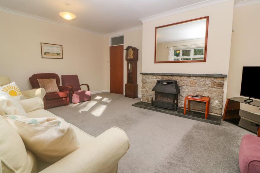 YNGYWIDDEN, pet friendly, character holiday cottage in Rosudgeon