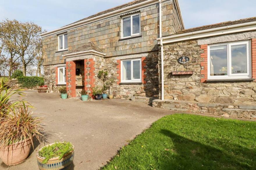 THE ROUNDHOUSE, family friendly, with a garden in Port Isaac