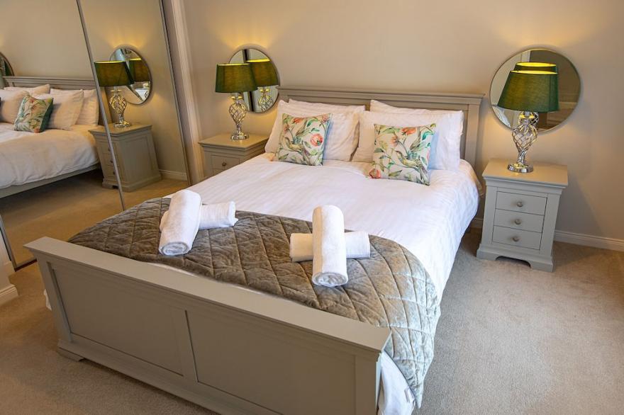 Hedgefield House - Serene Top Floor Flat
