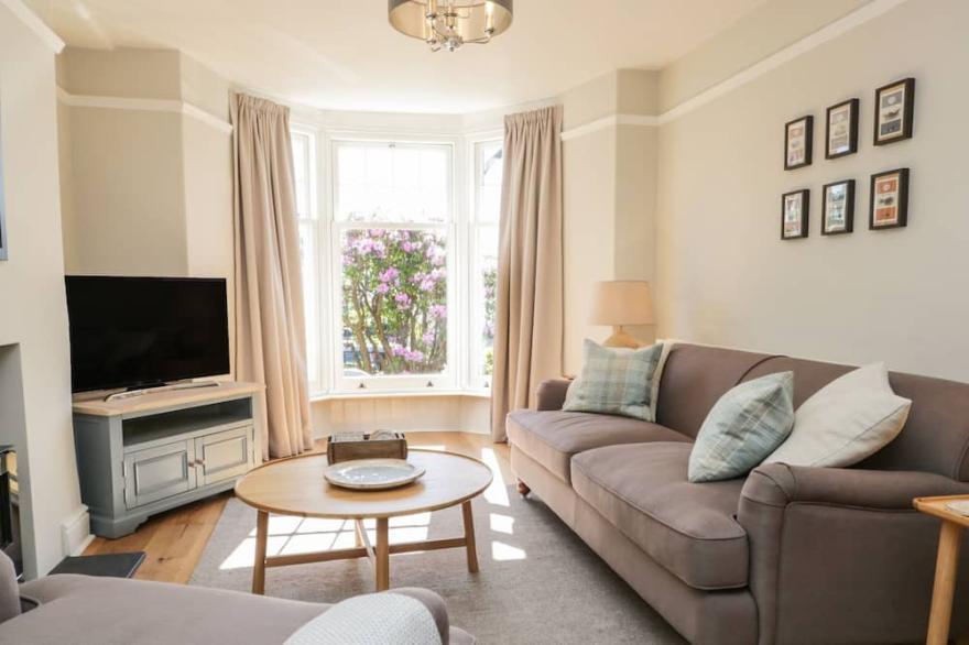 SNOWDROP COTTAGE, family friendly in Bowness-On-Windermere