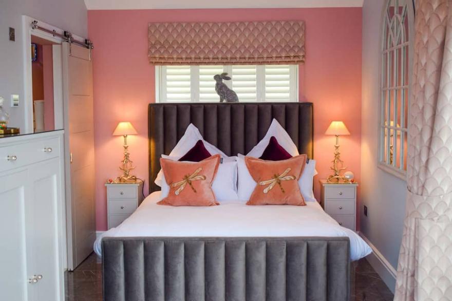 Little Fox Lodge Hideaway - sleeps 2 guests  in 1 bedroom