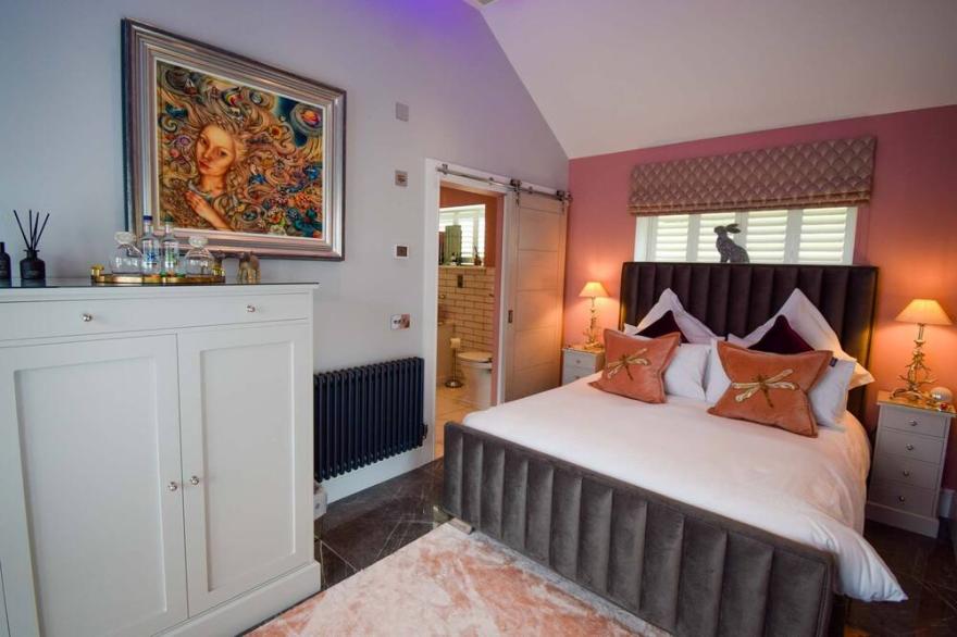 Little Fox Lodge Hideaway - sleeps 2 guests  in 1 bedroom