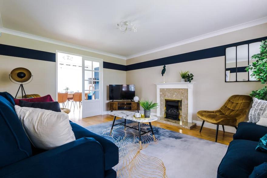 Luxury 6 bedroom, parking, garden, child friendly
