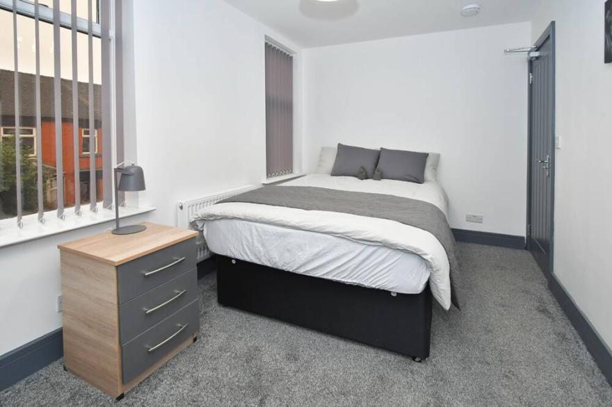 Townhouse @ Princes Road Stoke - Superior Double Ensuite With TV