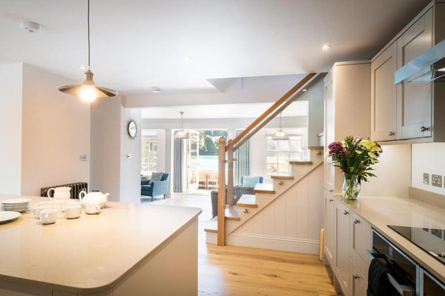 Ravenswell - Six Bedroom House, Sleeps 12