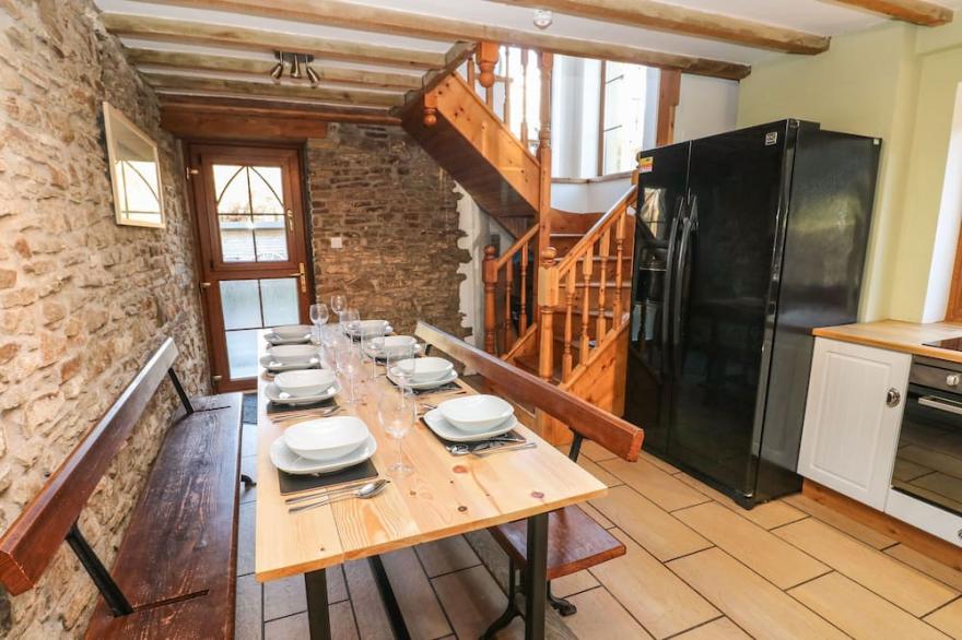 NANT MOEL ISAF FARM, pet friendly, with hot tub in Pontardawe