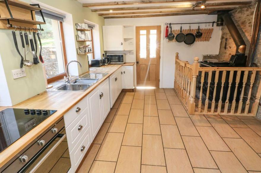 NANT MOEL ISAF FARM, pet friendly, with hot tub in Pontardawe