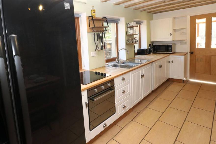 NANT MOEL ISAF FARM, pet friendly, with hot tub in Pontardawe