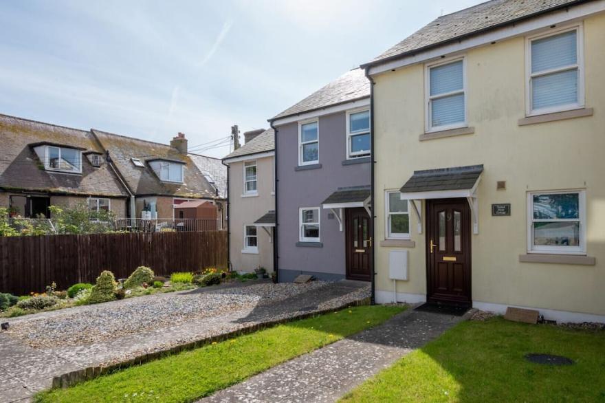 Tucked Away Cottage - Two Bedroom House, Sleeps 4