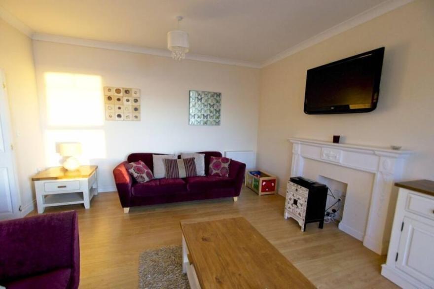 Smart 2 bed apartment opposite main beach with fab views and outside space