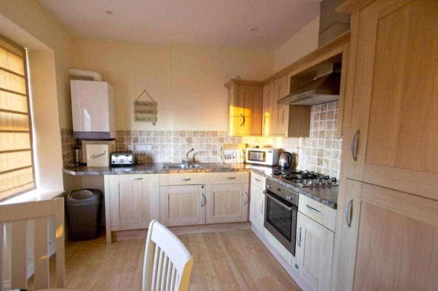 Smart 2 bed apartment opposite main beach with fab views and outside space