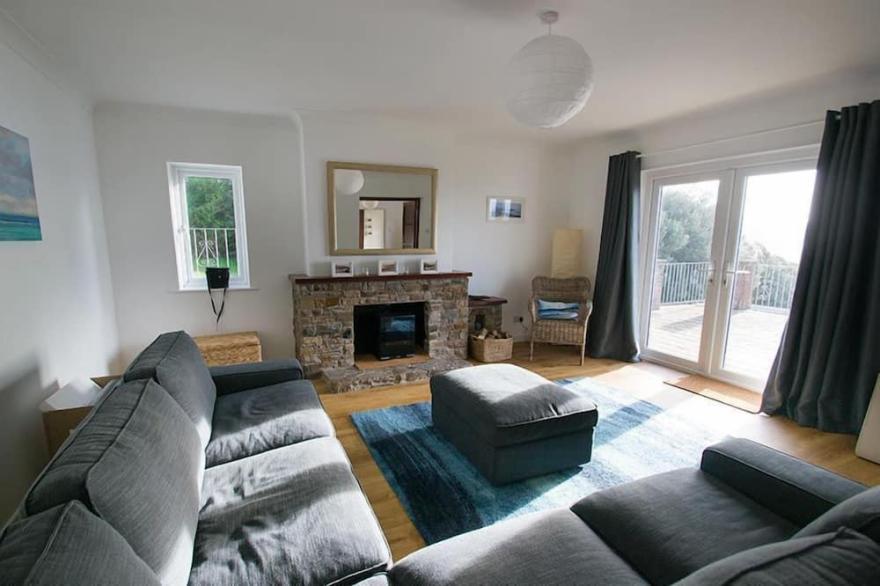 Amazing 3 bed cottage on Esplanade close to village and opposite main beach with fab views and garde