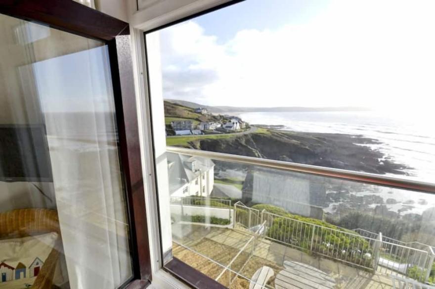 Comfortable 3 bed house with gorgeous sea views and outside terrace space.
