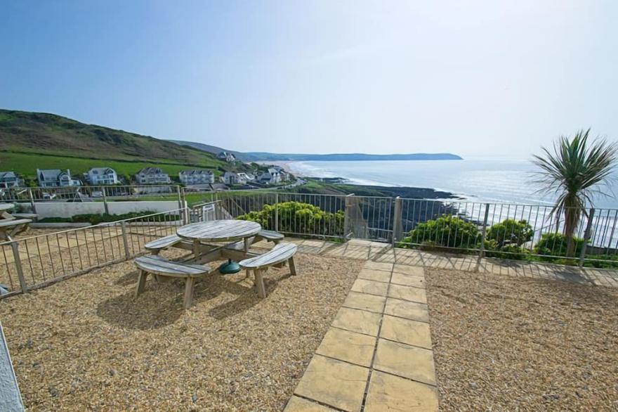 Comfortable 3 bed house with gorgeous sea views and outside terrace space.