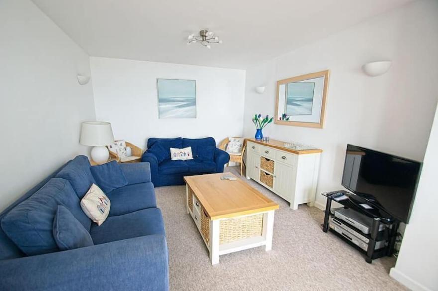 Comfortable 3 bed house with gorgeous sea views and outside terrace space.