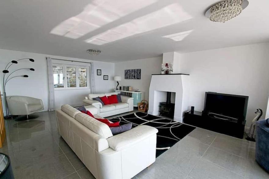 Fabulous  dog friendly 3 bed cottage with beautiful seaviews and outside space