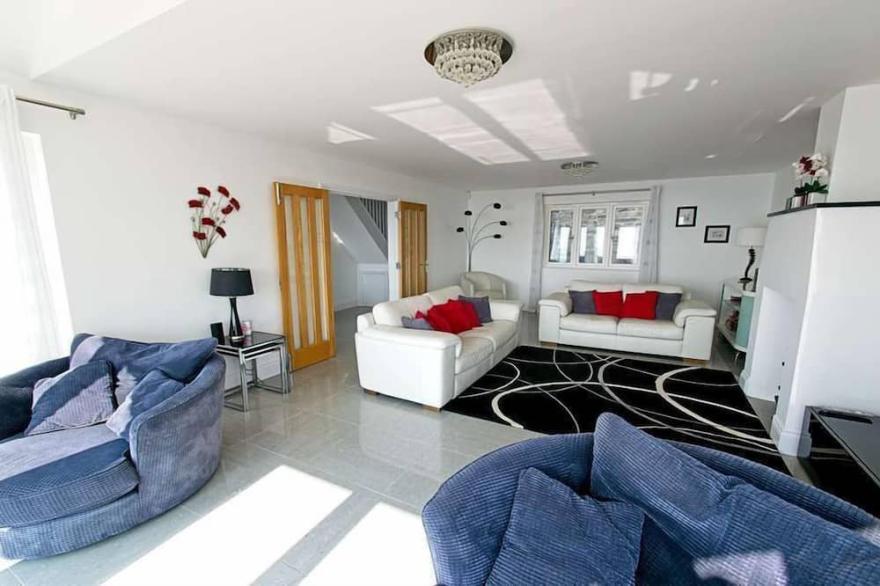 Fabulous  dog friendly 3 bed cottage with beautiful seaviews and outside space