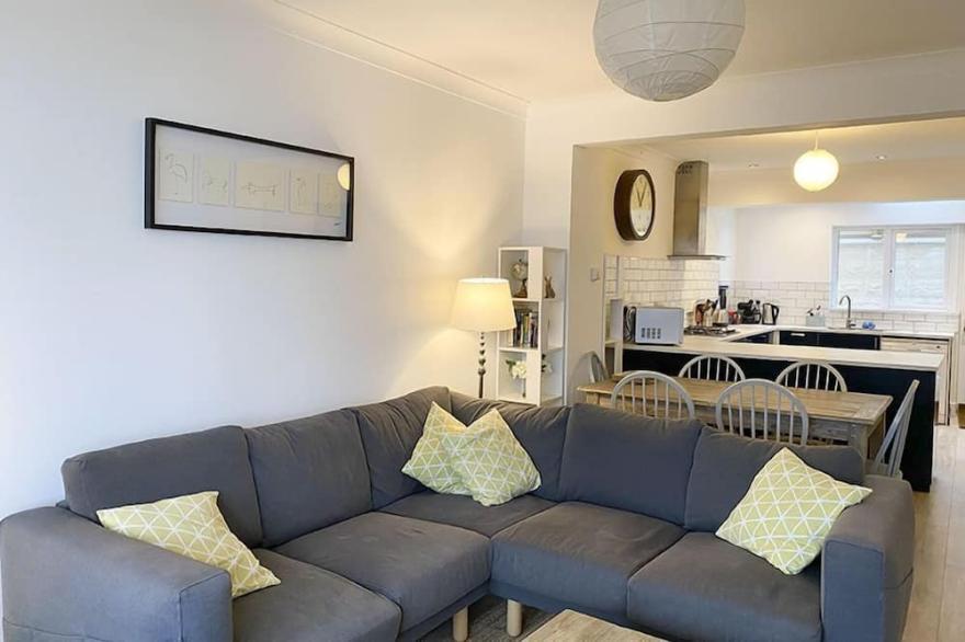 Gorgeous 2 bed apartment overlooking Combesgate Beach