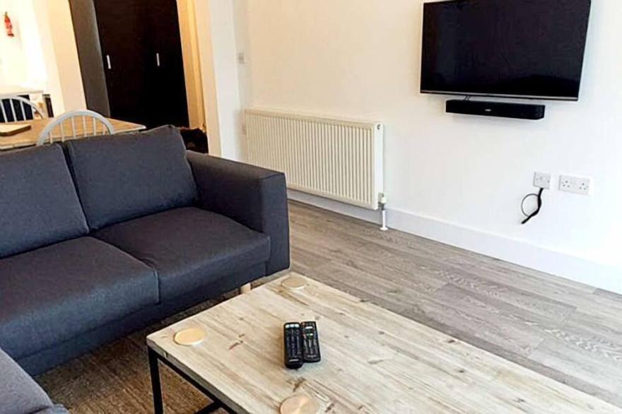Gorgeous 2 bed apartment overlooking Combesgate Beach