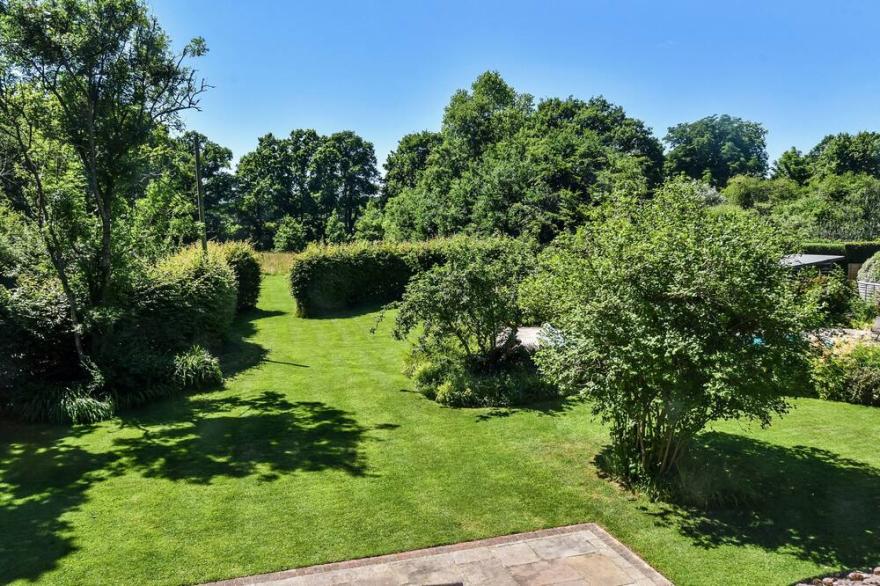 Bell Meadow - cottage with private pool, sleeps 7 guests (maximum 6 adults) in 3 bedrooms