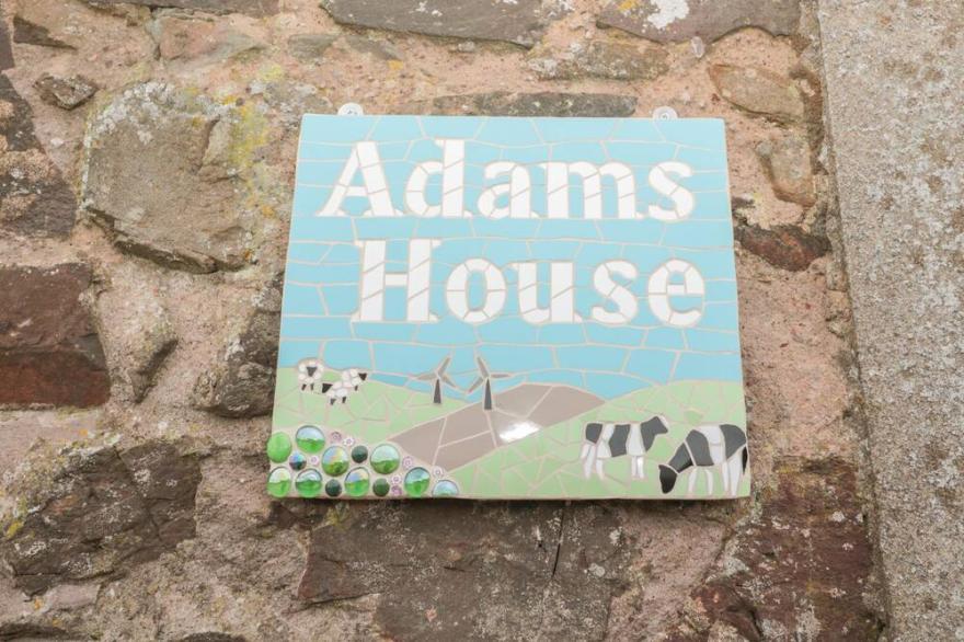 ADAMS HOUSE, pet friendly, with a garden in Coldingham