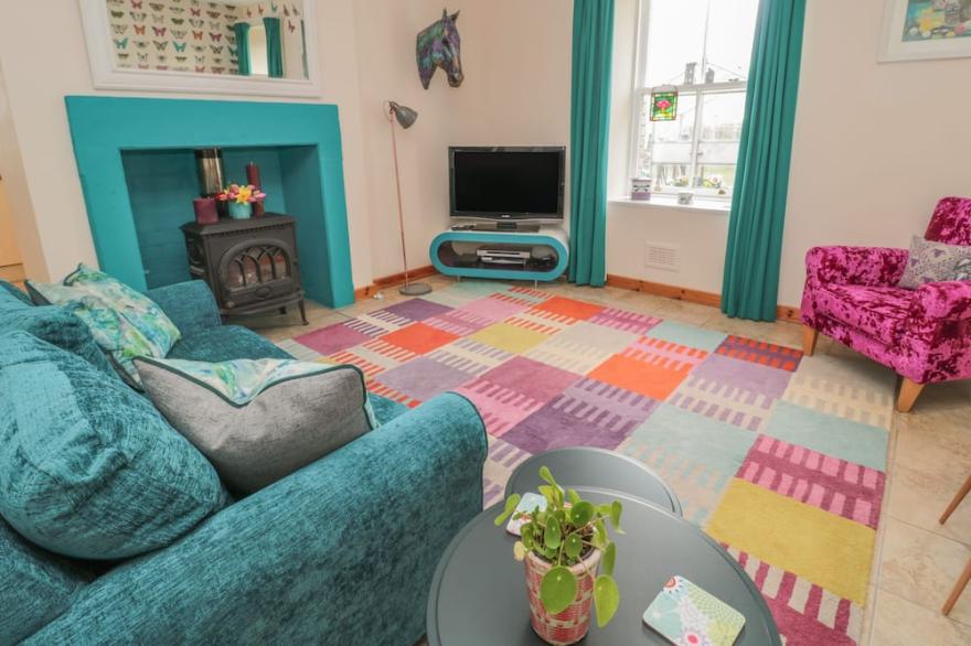 ADAMS HOUSE, pet friendly, with a garden in Coldingham