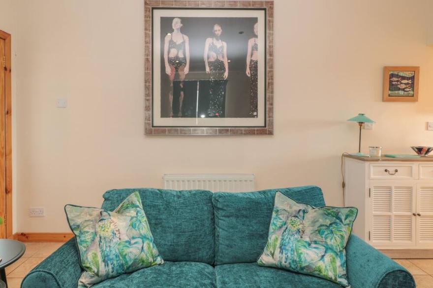 ADAMS HOUSE, pet friendly, with a garden in Coldingham