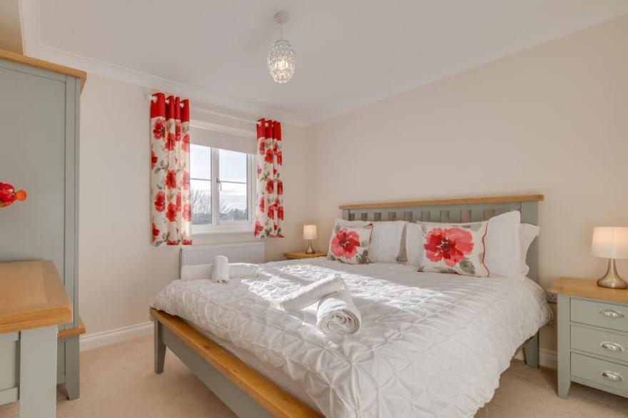 Sea Breeze - Two Bedroom House, Sleeps 4