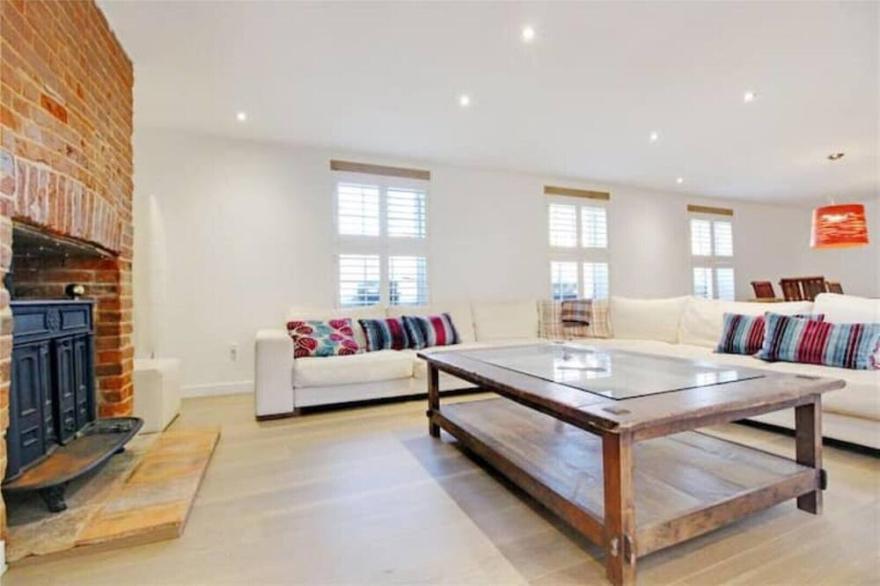 Newly Refurbished Open Plan House Close to Beach