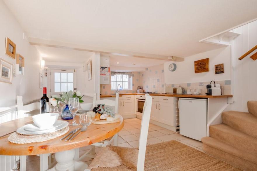 Jasmine Cottage - One Bedroom House, Sleeps 2