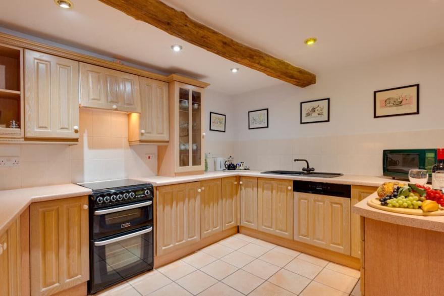 Cherry Cottage - Four Bedroom House, Sleeps 8