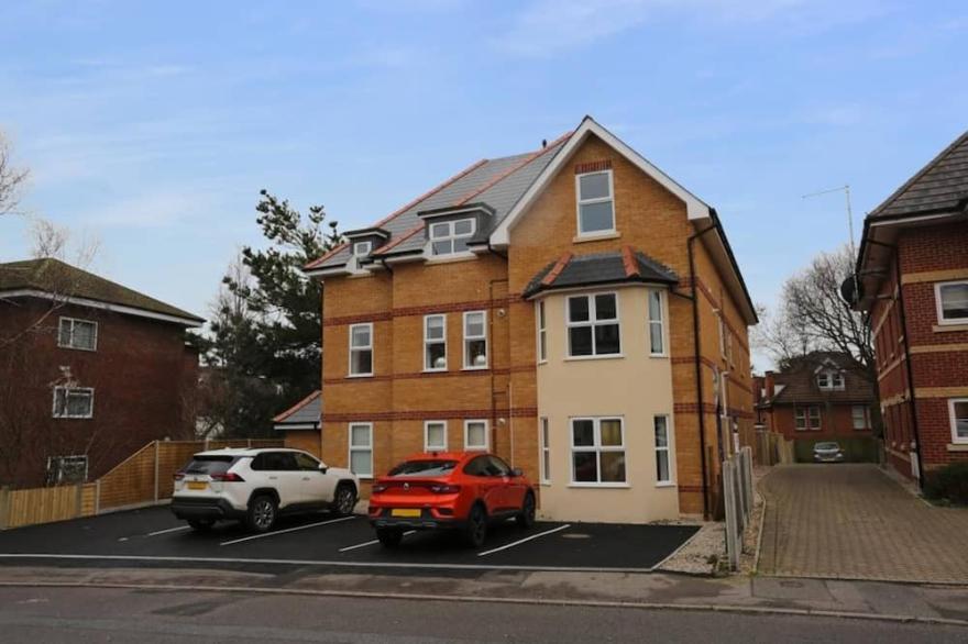 BOURNECOAST: MODERN 2 BEDROOM FLAT CLOSE TO BEACHES AND BOSCOMBE SHOPS - FM8387