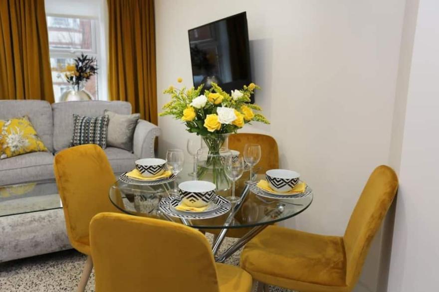 BOURNECOAST: MODERN 2 BEDROOM FLAT CLOSE TO BEACHES AND BOSCOMBE SHOPS - FM8387
