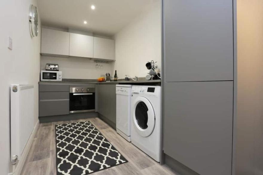 BOURNECOAST: MODERN 2 BEDROOM FLAT CLOSE TO BEACHES AND BOSCOMBE SHOPS - FM8387